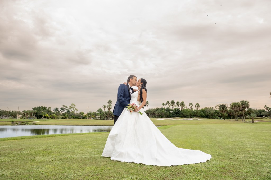 West Palm Beach Wedding Venue, West Palm Beach Country Club Wedding, Wedding Ceremony, Wedding Reception, Wedding venue, Southern Florida, Wedding Venue, Palm Trees, Blue Sky, green landscaping, Bride, Groom, Wedding Dress
